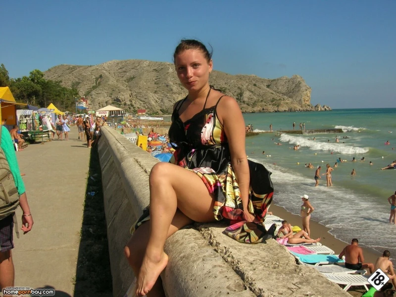 Sexy Amateur Girl Poses Naked