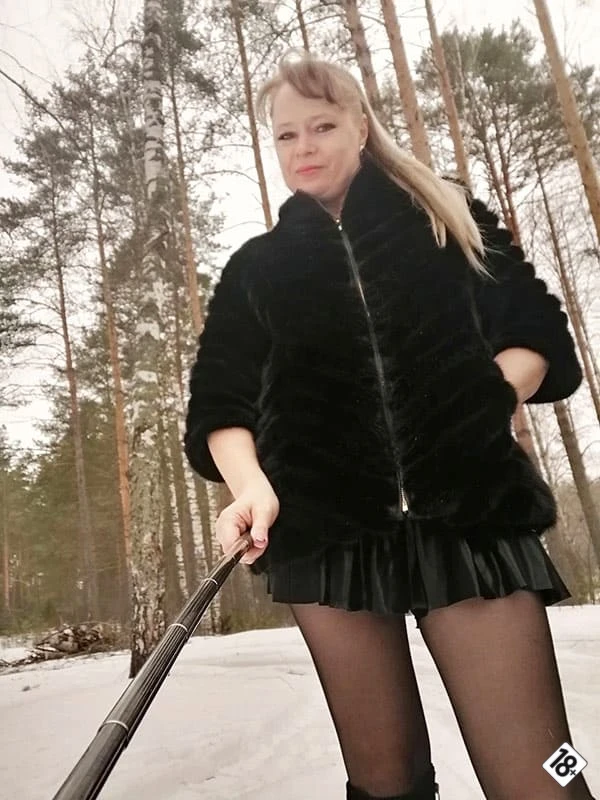 Русская мамка с пробкой в попке на морозном селфи